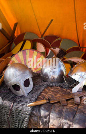 Wikinger Rüstung und Waffen an ein historisches Reenactment. UK Stockfoto