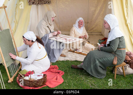 Viking-Frauen machen Wandteppiche an ein historisches Reenactment. UK Stockfoto