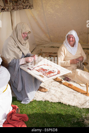 Viking-Frauen machen einen Wandteppich auf ein historisches Reenactment. UK Stockfoto