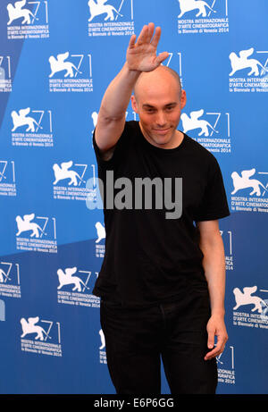 Venedig, Italien. 28. August 2014. Regisseur Joshua Oppenheimer Wellen während der Fototermin des Films "The Look of Silence" auf dem 71. Venedig Film Festival in Venedig Lido, am 28. August 2014. Bildnachweis: Xu Nizhi/Xinhua/Alamy Live-Nachrichten Stockfoto