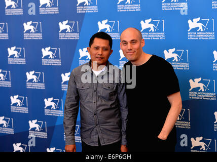 Venedig, Italien. 28. August 2014. Regisseur Joshua Oppenheimer(R) und Adi Rukun stellen während der Fototermin des Films "The Look of Silence" auf dem 71. Venedig Film Festival in Venedig Lido, am 28. August 2014. Bildnachweis: Xu Nizhi/Xinhua/Alamy Live-Nachrichten Stockfoto