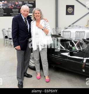 John Surtees, der ehemalige Formel-1-Weltmeister, mit seiner Frau Jane bei Classic Motor Cars in Bridgnorth, wo er sein neues Gelände eröffnete. Kredit: David Bagnall Stockfoto