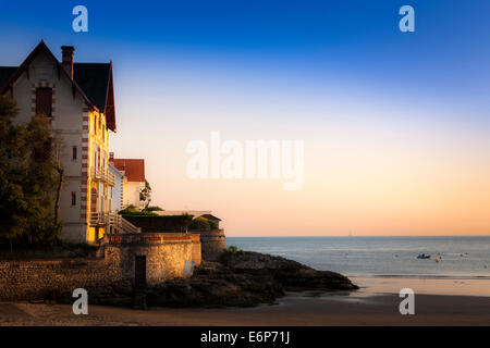 Abendsonne auf ein Haus am Strand von Conche de Saint-Palais in der Nähe von Royan. Stockfoto