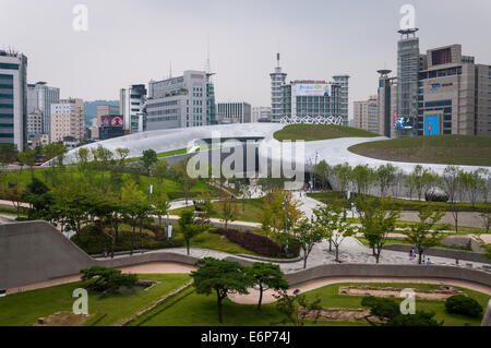 Moderne Architektur im neu eröffneten Dongdaemun Design Plaza in Seoul, Südkorea, entworfen von der Architektin Zaha Hadid. Stockfoto