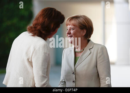 Berlin, Deutschland. 28. August 2014. Bundeskanzlerin Angela Merkel empfängt der amtierende Ministerpräsident Sloweniens, Alenka Bratusek, für die "West Balkan-Konferenz" in der Kanzlei in Berlin, Donnerstag, 28. August 2014. Merkel zur Konferenz eingeladen, zur Unterstützung der wirtschaftlichen und politischen Situation in den Süd-Ost-Europäischen Region. : Bildnachweis Markus Schreiber/Dpa: Dpa picture-Alliance/Alamy Live News Stockfoto