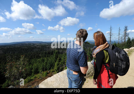 Schierke, Deutschland. 28. August 2014. Wanderer genießen Sie den Blick auf den Brocken in den Hartz-Bergen in der Nähe von Schierke, Deutschland, 28. August 2014. Foto: Swen Pfoertner/Dpa/Alamy Live News Stockfoto