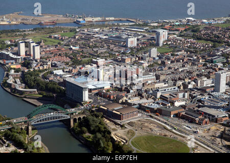 Luftaufnahme von Sunderland Stadtzentrum mit dem Fluss tragen und Wearmouth-Brücke im Vordergrund Stockfoto