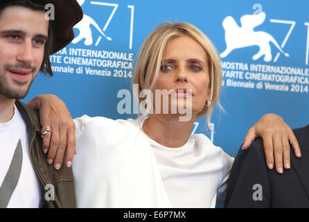 Venedig, Italien. 28. August 2014. Italienische Schauspielerin/Darsteller Isabella Ferrari stellt bei einem Fototermin für den Film "La Vita Oscena" während der 71. jährlichen Filmfestspiele von Venedig am Lido in Venedig, Italien, 28. August 2014. Der Film ist in der Orizzonti-Auswahl auf dem Festival läuft von 27 August bis 06 September präsentiert. Foto: Hubert Boesl/Dpa/Alamy Live News Stockfoto