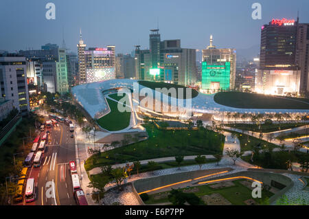 Moderne Architektur im neu eröffneten Dongdaemun Design Plaza in Seoul, Südkorea, entworfen von der Architektin Zaha Hadid. Stockfoto