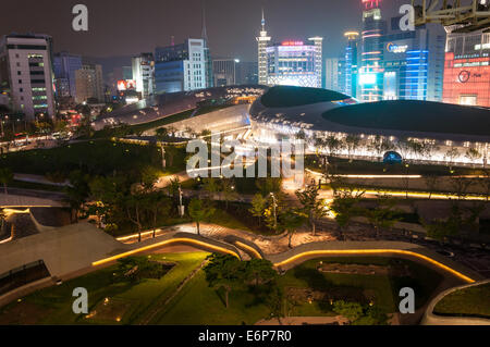 Moderne Architektur im neu eröffneten Dongdaemun Design Plaza in Seoul, Südkorea, entworfen von der Architektin Zaha Hadid. Stockfoto