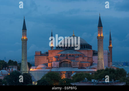 Die Hagia Sophia ist nachts beleuchtet. Stockfoto