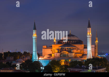 Die Hagia Sophia ist nachts beleuchtet. Stockfoto