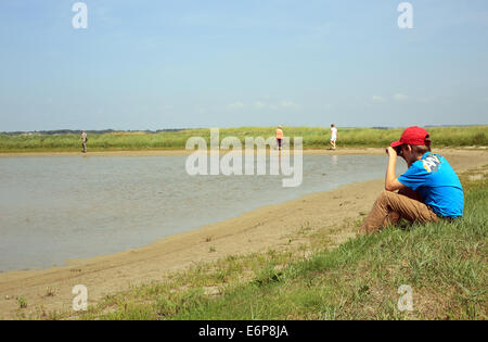 11 Jahre alter Junge fotografieren Teich auf Baie de l'Authie, Fort Mahon Plage, Somme, Picardie, Frankreich Stockfoto