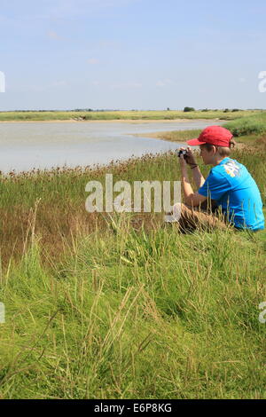 11 Jahre alter Junge fotografieren auf Baie de l'Authie, Fort Mahon Plage, Somme, Picardie, Frankreich Stockfoto