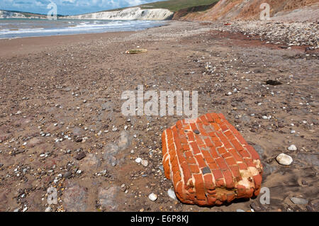 Verwitterte Mauerwerk liegen am Strand von Brook Bay auf schnell schwindende Küste der südlichen Isle Of Wight. Stockfoto