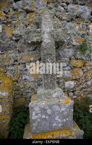 Flechten, die verkrusteten Kreuz in den Ruinen der alten Kapelle Tobha Mor Howmore South Uist äußeren Hebriden Stockfoto