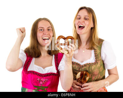 Frauen im Dirndl essen leckere Brezel Stockfoto