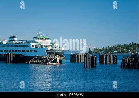 Fähre "Spokane" Ankunft an der Anlegestelle in Kingston mit Mt. Rainier in der Ferne, Kingston, Washington. Stockfoto