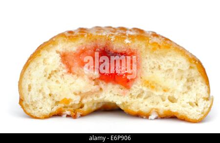 Ein Marmelade Krapfen schneiden in zwei Hälften mit Erdbeermarmelade Stockfoto