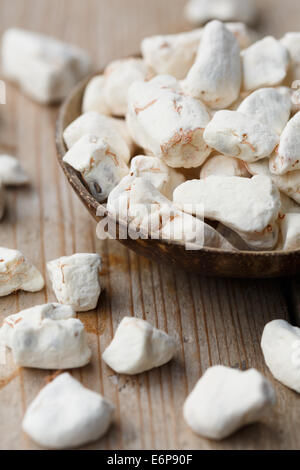 Baobab-Fruchtfleisch getrocknet. Es kann ins Wasser aufgelöst werden, um eine vitaminic trinken Stockfoto