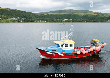 Einem kommerziellen Fischerboot in der Bucht und den Hafen von Uig Isle Of Skye Schottland. Stockfoto