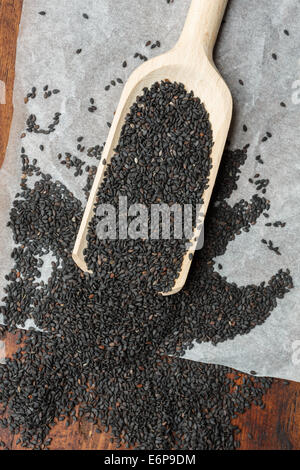 Schwarzer Sesam auf eine hölzerne Kugel Stockfoto