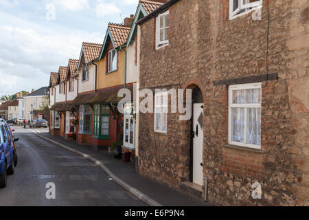 Lime Street im Nether Stowey. Terrasse des viktorianischen Häuser neben einem viel älteren Steinhaus. Stockfoto