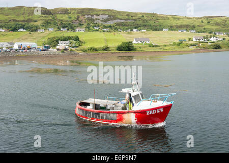 Einem kommerziellen Fischerboot in der Bucht und den Hafen von Uig Isle Of Skye Schottland. Stockfoto