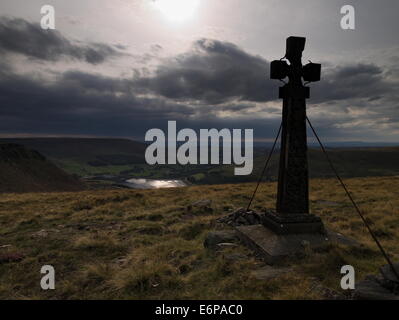 Ashway Memorial Kreuz, in der Nähe von Dovestone Reservoir. Stockfoto