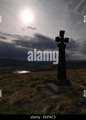 Ashway Memorial Kreuz, in der Nähe von Dovestone Reservoir. Stockfoto