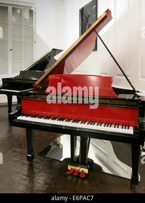 Red Piano Steinway und Sons Showroom, NYC, USA Stockfoto