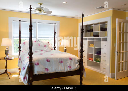 Einladende gelbe Schlafzimmer, USA Stockfoto