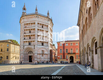 Das historische mittelalterliche Baptisterium von der Piazza Duomo, Parma, Emilia Romagna, Italien Stockfoto