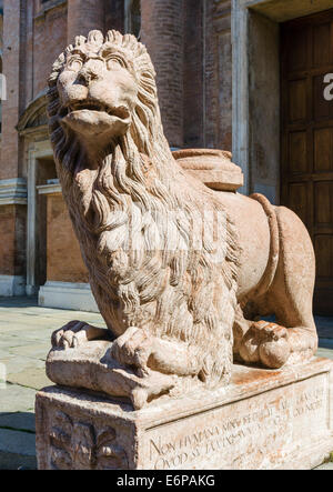 Löwe vor der Basilika von San Prospero, Piazza San Prospero, Reggio Emilia (Reggio Emilia), Emilia Romagna, Italien Stockfoto