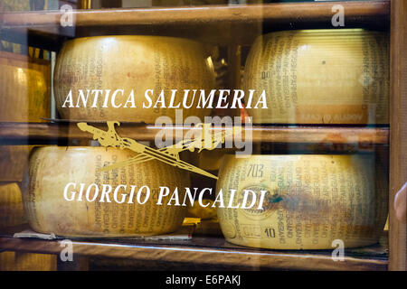 Ganze Räder des Parmigiano Reggiano-Käse in einem Shop Wndow, Reggio Emilia, Emilia Romagna, Italien Stockfoto