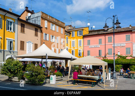 Zentrum des Dorfes Torrechiara am Tag eines Festivals, Provinz Parma, Emilia Romagna, Italien Stockfoto