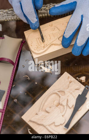 Junger Mann Holzschnitzerei Stockfoto