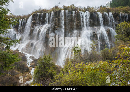 Multi-tiered Wasserfall in Jiuzhaigou Valley National Park, UNESCO-Weltkulturerbe, China Stockfoto