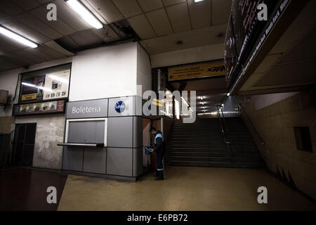 Buenos Aires, Argentinien. 28. August 2014. Ein Hausmeister hält vor geschlossener Fahrkartenschalter der U-Bahn von Buenos Aires, auf Linie D, eines der vier u-Bahn-Linien, die nicht in einen 24-stündigen Generalstreik in Buenos Aires Stadt, Hauptstadt von Argentinien, am 28. August 2014 arbeiten, sein Werkzeug. Bildnachweis: Xinhua/Alamy Live-Nachrichten Stockfoto