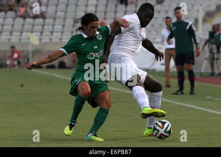 Nikosia, Zypern. 28. August 2014. Nuno Assis von Omonoia und Christopher Samba von Dinamo Moskva während ihrer Europa League Play-offs zweiten Bein Fußballspiel im GSP-Stadion in Nikosia, Zypern, Donnerstag, 28. August 2014 Credit: Yiannis Kourtoglou/Alamy Live News Stockfoto