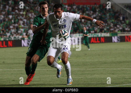 Nikosia, Zypern. 28. August 2014. Jonas Acquistapace von Omonoia und Kevin Kuranyi von Dinamo Moskva während ihrer Europa League Play-offs zweiten Bein Fußballspiel im GSP-Stadion in Nikosia, Zypern, Donnerstag, 28. August 2014 Credit: Yiannis Kourtoglou/Alamy Live News Stockfoto