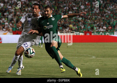 Nikosia, Zypern. 28. August 2014. Ucha Lobzhanidze von Omonoia und Kevin Kuranyi von Dinamo Moskva während ihrer Europa League Play-offs zweiten Bein Fußballspiel im GSP-Stadion in Nikosia, Zypern, Donnerstag, 28. August 2014 Credit: Yiannis Kourtoglou/Alamy Live News Stockfoto