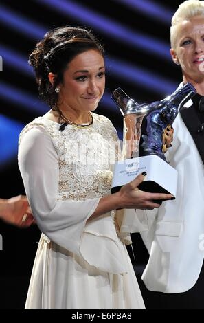 Monte Carlo, Monaco. 28. August 2014. NADINE KESSLER, mit seiner Trophäe, nachdem er das beste gewählt wurde Frau Fußballspieler von Europa 2013 / 14 in der UEFA Champions League 2014 / 15 Auslosung im Grimaldi Forum. Bildnachweis: Marcio Machado/ZUMA Draht/Alamy Live-Nachrichten Stockfoto