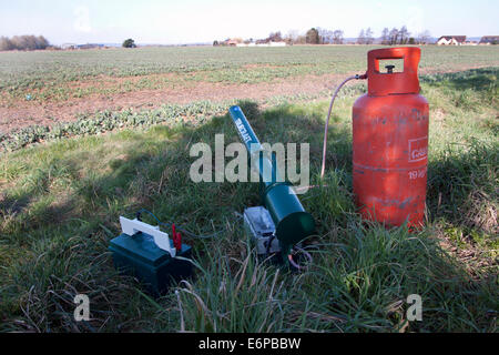 Gas Pistole angeschlossen an Batterie im Bereich der Kulturpflanzen, Sussex, England Stockfoto