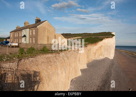 Küstenwache Hütten & Klippe Erosion, Birling Gap, East Sussex Stockfoto