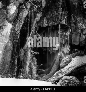 Langsame Verschlusszeit, die Erfassung von eines natürlichen Wasserfalls, Lake District, Großbritannien Stockfoto