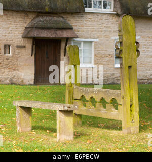 Die Bestände und Pranger auf dem Dorfplatz am Markt Overton in der Nähe von Oakham in Rutland, England, UK Stockfoto