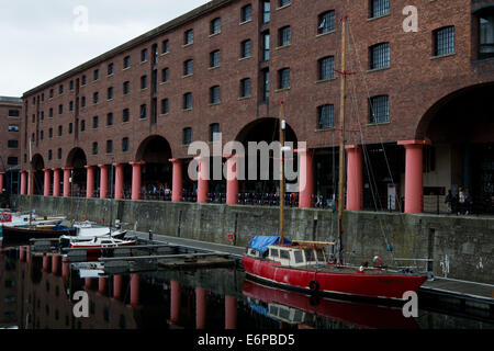 Albert Dock in Liverpool, am Ufer des River Mersey, ist eine der Top Sehenswürdigkeiten Großbritanniens Stockfoto