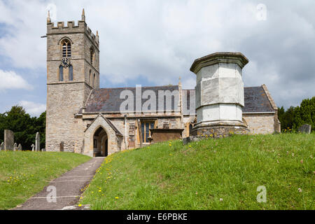 Eine ungewöhnliche achteckige Grabstein in den Kirchhof der St.-Peter Kirche in Welford-on-Avon, Warwickshire, England Stockfoto