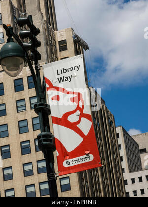 Wegweiser 41st Street und 5th Avenue gegenüber NYPL mit Bibliothek Banner, NYC, USA Stockfoto